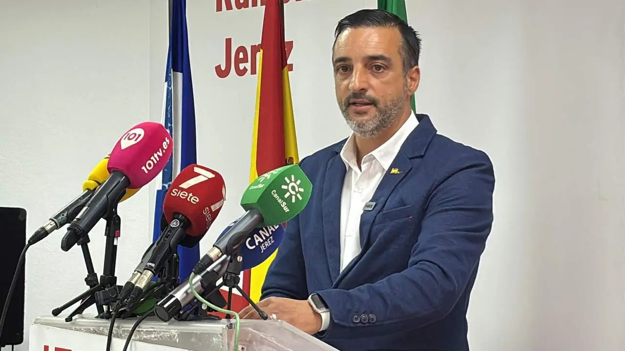  El portavoz socialista, Jos&eacute; Antonio D&iacute;az, en una rueda de prensa. | Viva Jerez. 