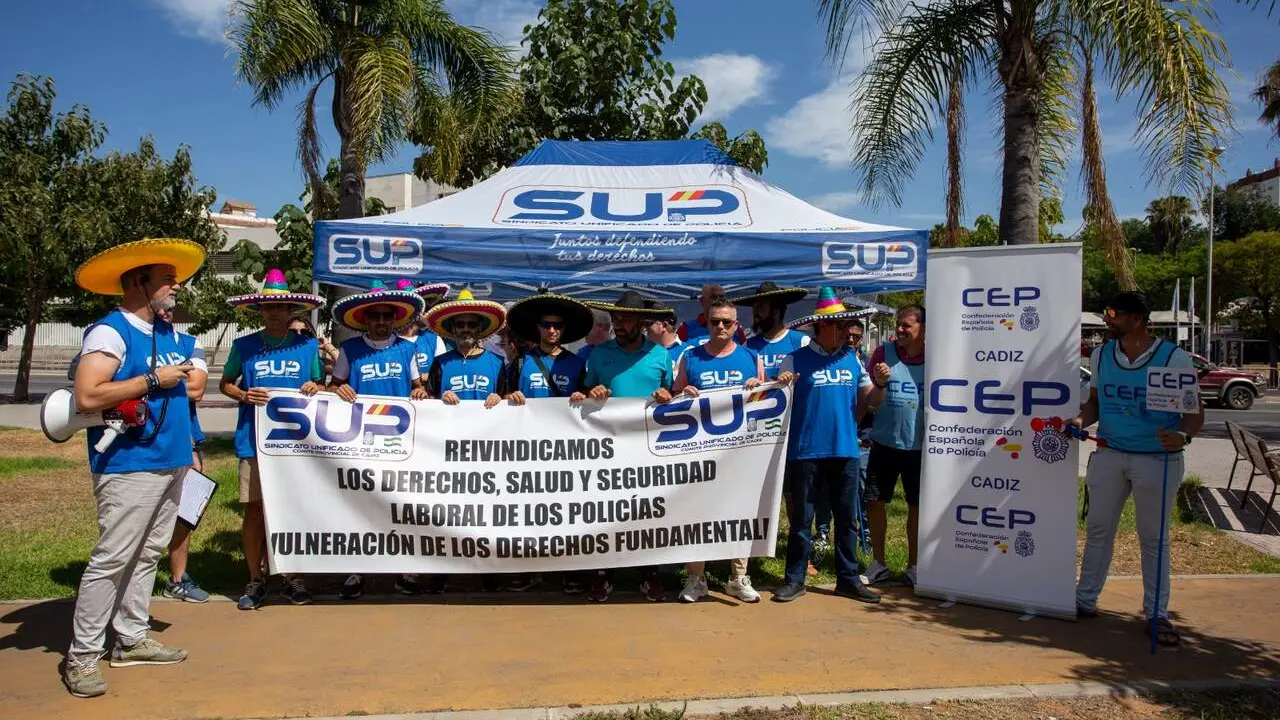  Concentraci&oacute;n del SUP ante la Comisar&iacute;a de Jerez. | Kiko S&aacute;nchez. 