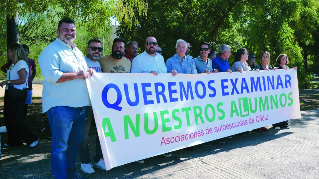  Los representantes de las autoescuelas de Jerez durante una concentraci&oacute;n. | David Mart&iacute;nez 