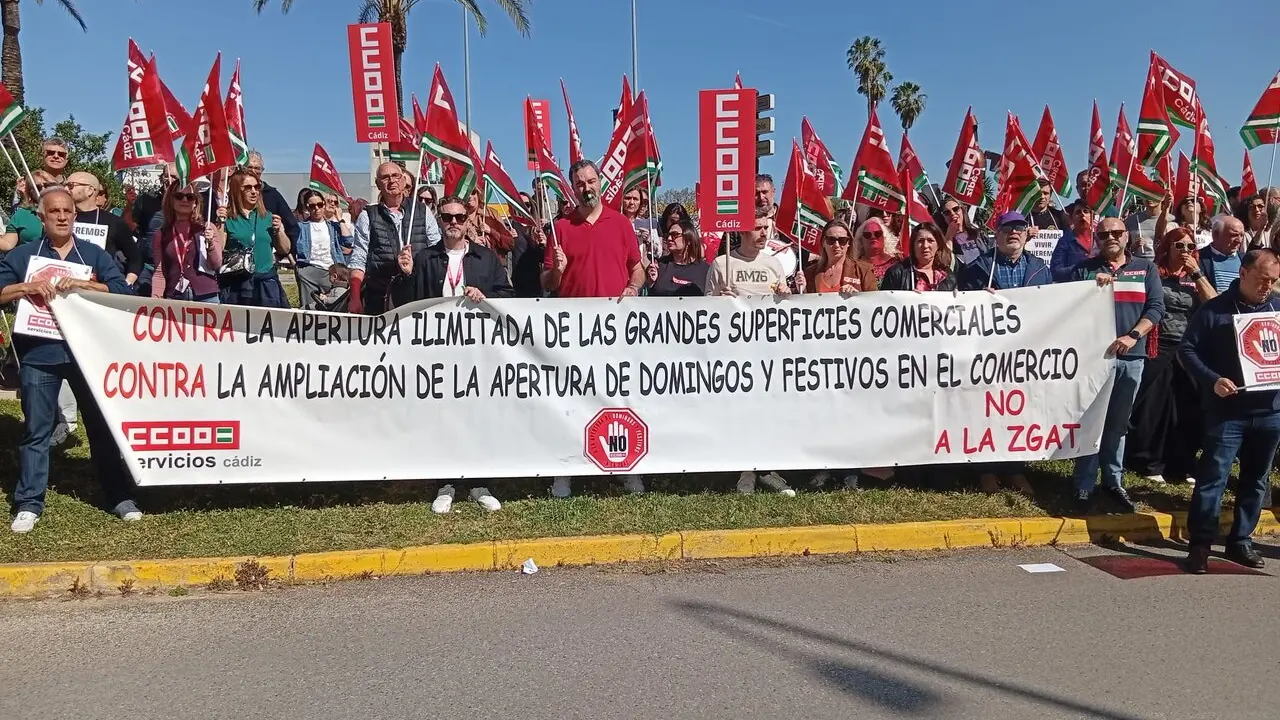  Concentraci&oacute;n de CCOO en Jerez contra las aperturas en festivos, el pasado mes de marzo. | Viva Jerez. 