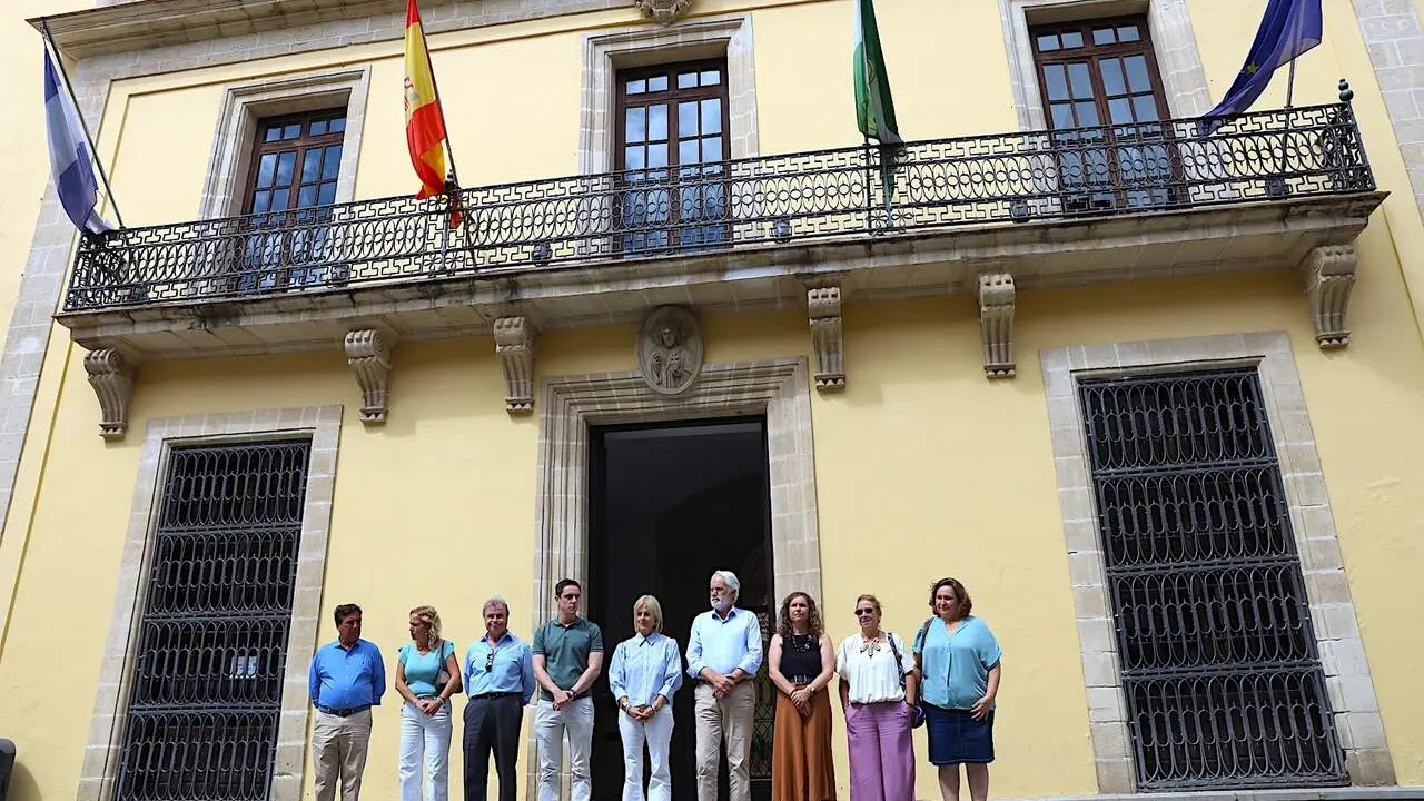  Minuto de silencio a las puertas del Ayuntamiento de Jerez.  | jerez.es 