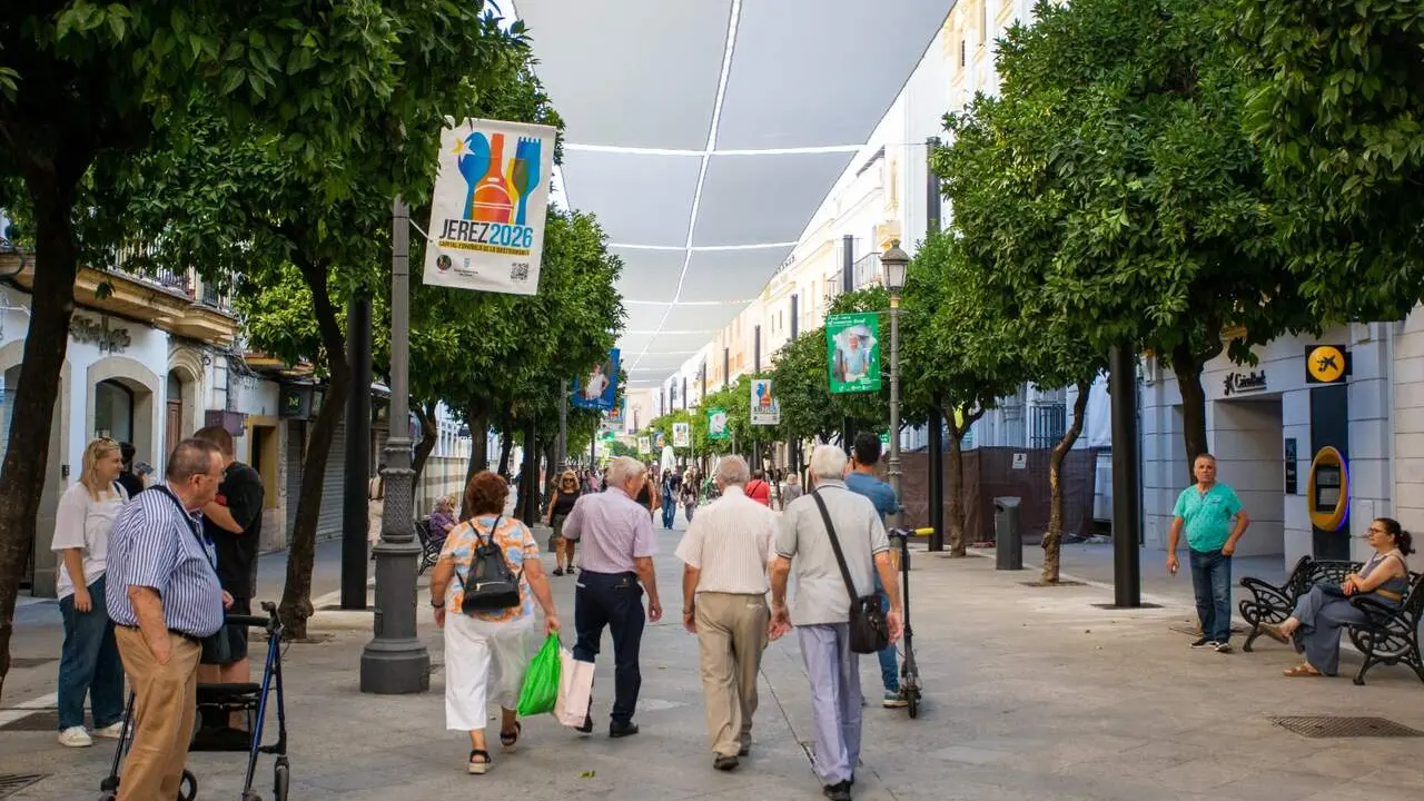  La calle Larga con los toldos instalados. |  Kiko S&aacute;nchez 