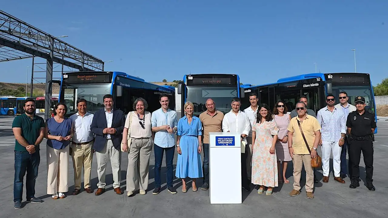 La alcaldesa, Mar&iacute;a Jos&eacute; Garc&iacute;a-Pelayo, en el acto de firma del contrato para la geolocalizaci&oacute;n de los autobuses urbanos. | Viva Jerez. 
