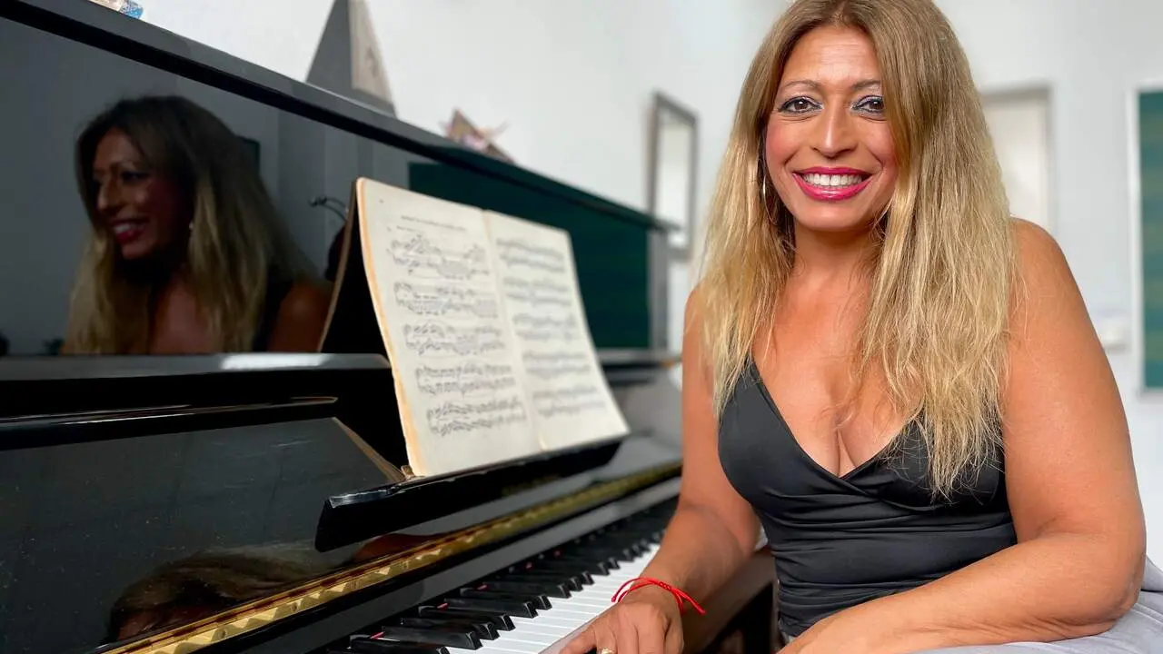  Rosario Lazo Montoya, La Reina Gitana, ante el piano ultimando una de sus composiciones. |  JG 