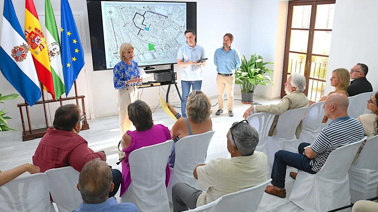  La alcaldesa, Mar&iacute;a Jos&eacute; Garc&iacute;a-Pelayo, presentando los proyectos a colectivos de Picadue&ntilde;as. | Viva Jerez. 