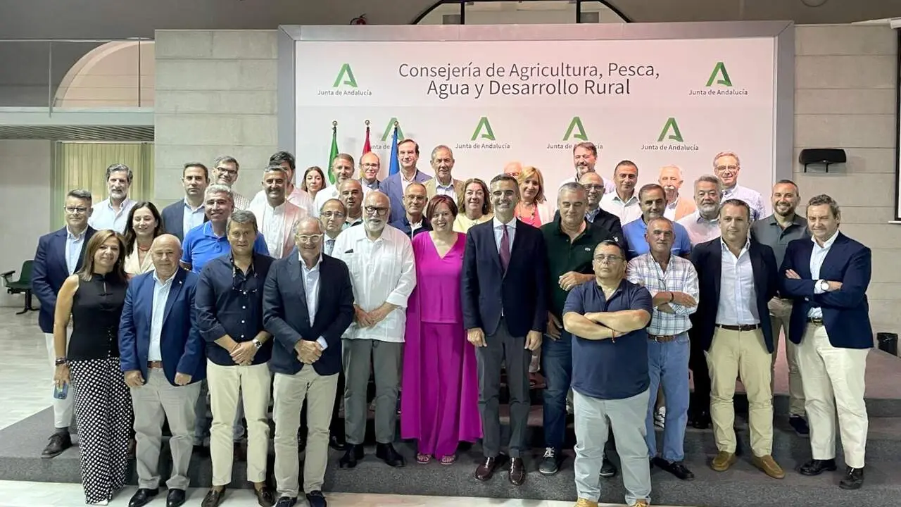  Las comunidades de regantes, con el consejero Ram&oacute;n Fern&aacute;ndez-Pacheco, tras la firma del convenio. | Viva Jerez. 