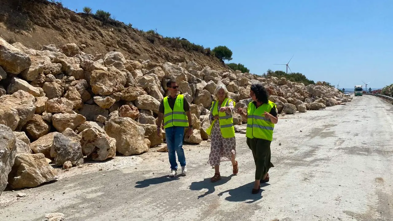  Imagen de la visita de las delegadas de la Junta a las obras de la Jerez-Los Barrios. |  Junta 