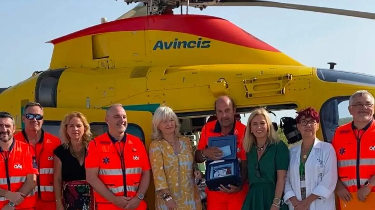  Las autoridades junto a los responsables del helic&oacute;ptero del 061 en Jerez. |  Junta 