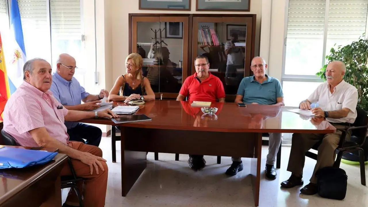  Manuel Cazorla, junto a miembros de su directiva, en una reuni&oacute;n en Participaci&oacute;n Ciudadana. |  jerez.es 