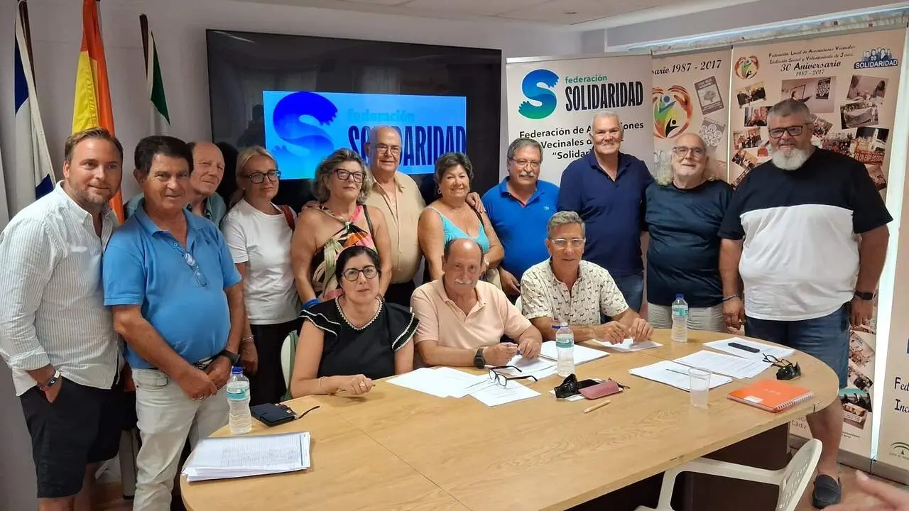  Manuel Cazorla junto a su nueva junta directiva. | Viva 