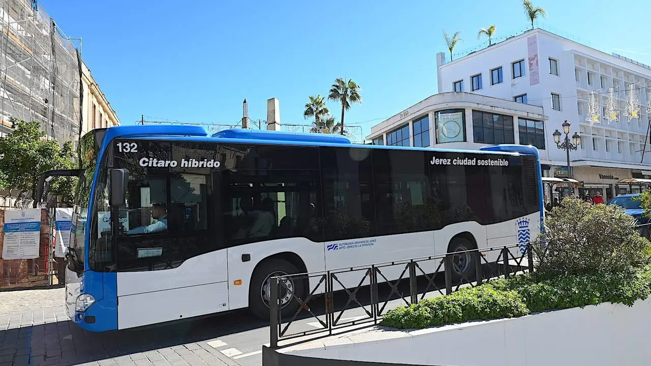  Autobuses urbanos de Jerez, en la plaza Esteve. | Viva Jerez. 