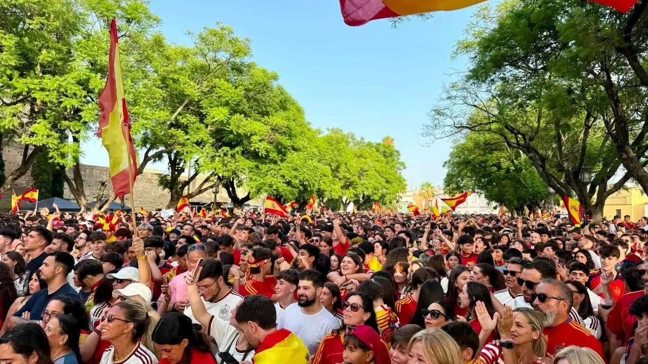  La alcaldesa junto a los aficionados presenciando la final en la Alameda Vieja. |  Facebook Mar&iacute;a Jos&eacute; Garc&iacute;a-Pelayo 
