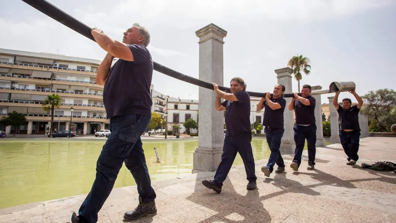  Operarios del Ayuntamiento de Jerez, retirando las venencias del estanque del Mamel&oacute;n. | Kiko S&aacute;nchez. 