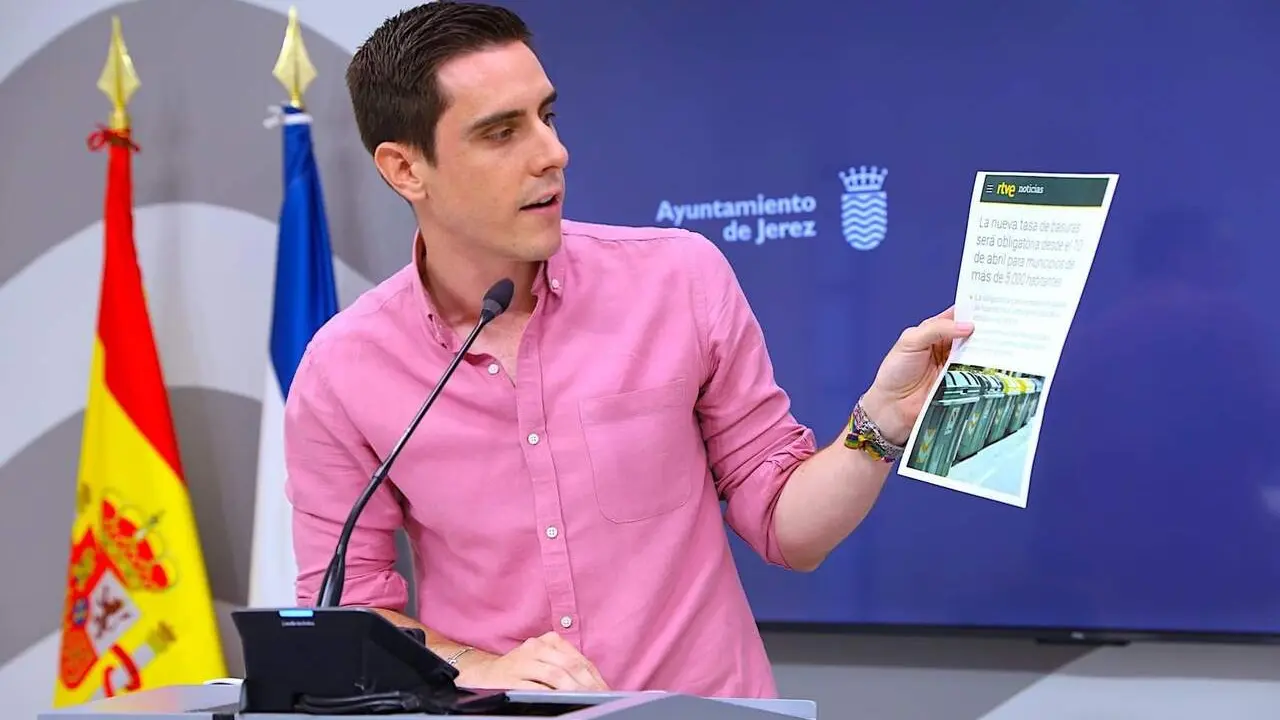  Jaime Espinar en rueda de prensa explicando las bonificaciones para la tasa de basura. 