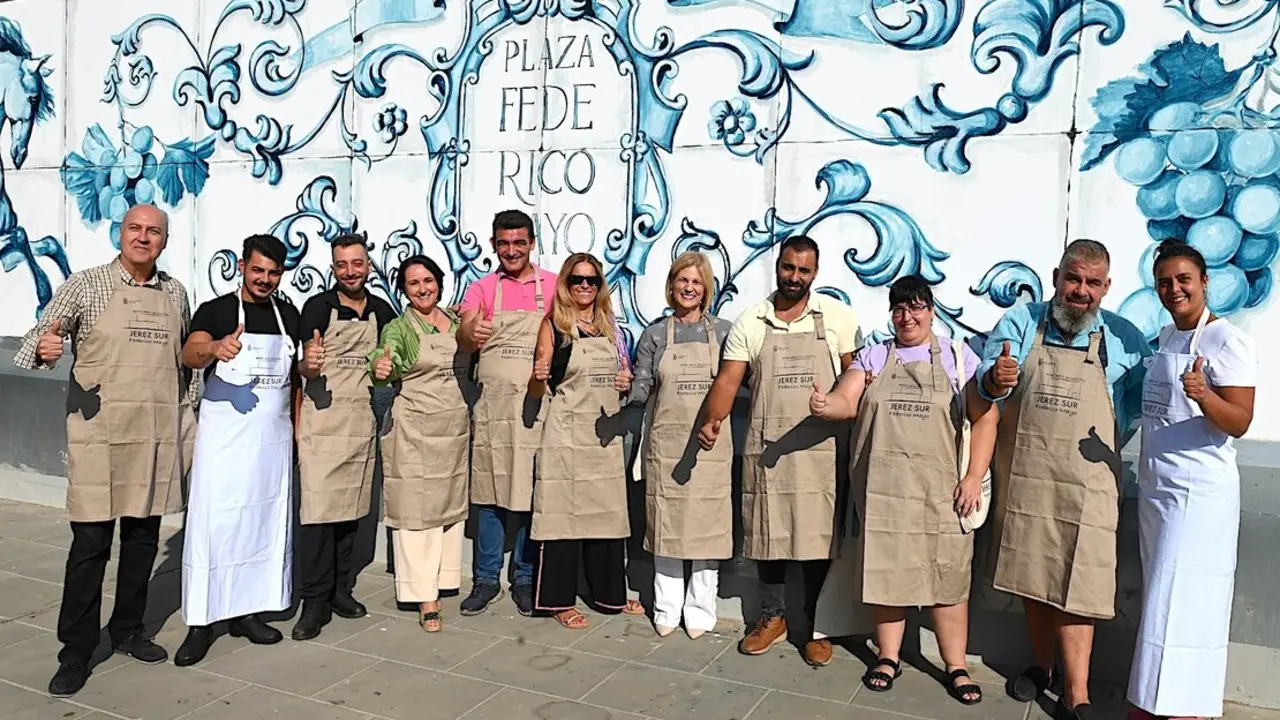  La alcaldesa junto a los comerciantes de la plaza de Federico Mayo. | jerez.es 