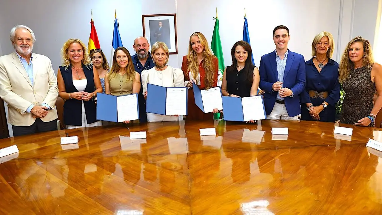  La alcaldesa en la firma del convenio con la Fundaci&oacute;n Alicia Koplowitz. |  jerez.es 