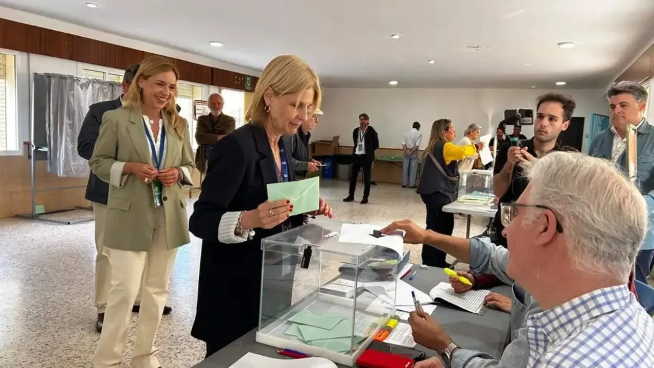  Mar&iacute;a Jos&eacute; Garc&iacute;a-Pelayo, ejerciendo su derecho al voto en las pasadas elecciones auton&oacute;micas. | Viva Jerez. 