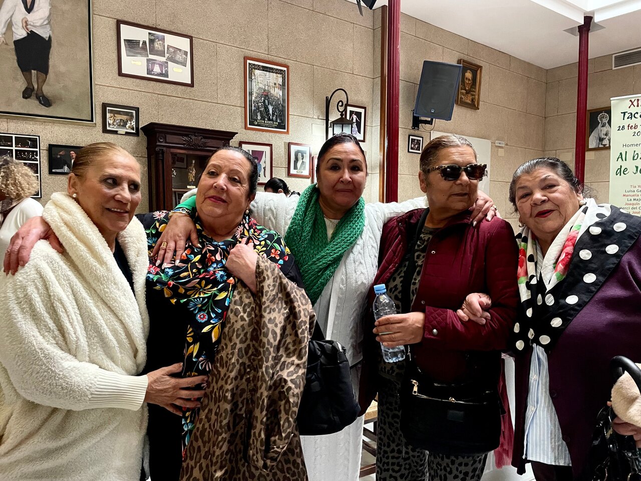 Manuela Carpio junto a otras de las artistas participantes. | JG