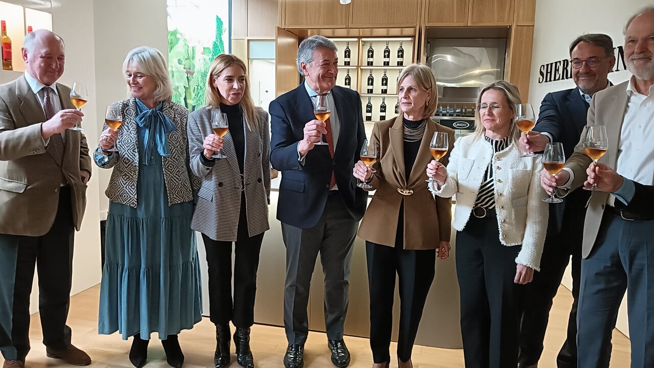 Brindis durante la inauguración del Aula Enogastronómica. |  Kiko Sánchez
