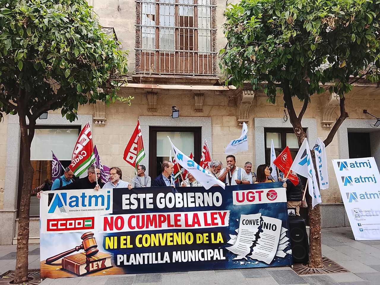 Una imagen de las protestas de ATMJ, CCOO y UGT ante el Ayuntamiento de Jerez. | Viva Jerez.