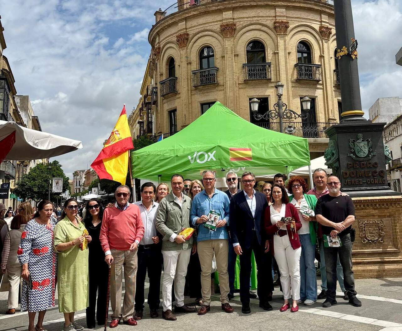 Manuel Gavira en el Gallo Azul de Jerez junto al equipo de Vox en la ciudad.
