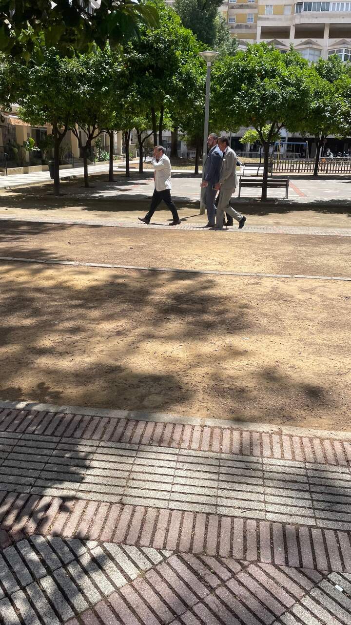Aldama, junto a otras dos personas, antes de entrar en el recinto ferial. |  Viva