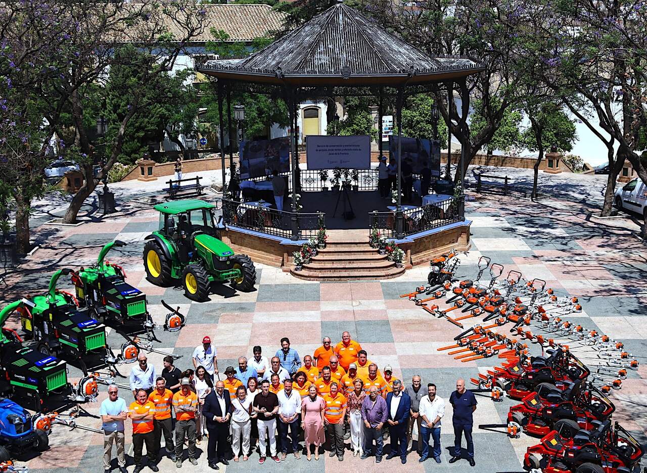 La nueva maquinaria de parques y jardines, en la Alameda Vieja. | Viva Jerez.