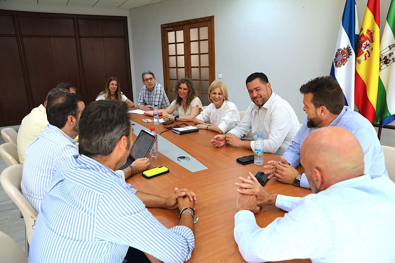 La alcaldesa, María José García-Pelayo, en su reunión con los representantes de las ELA. | Viva Jerez.