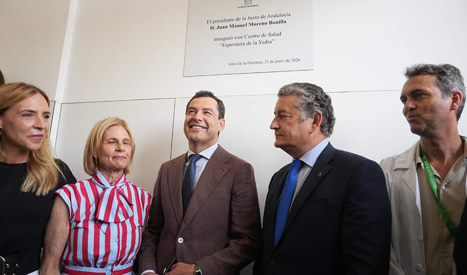 Juanma Moreno, con Antonio Sanz, María José García-Pelayo y Almudena Martínez. | Viva Jerez.