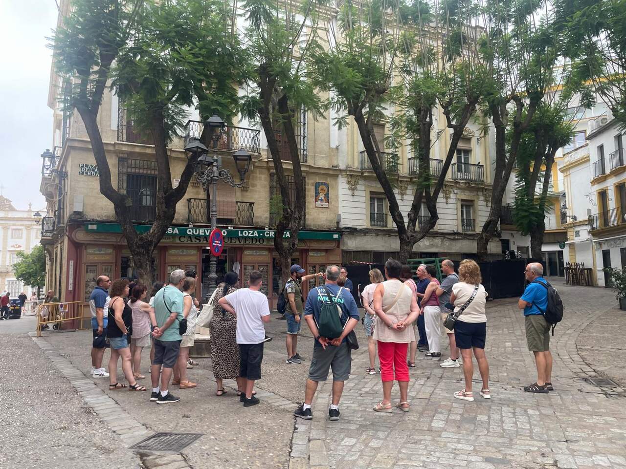 Un grupo de turistas, en la plaza de la Yerba, en Jerez. | Viva Jerez.