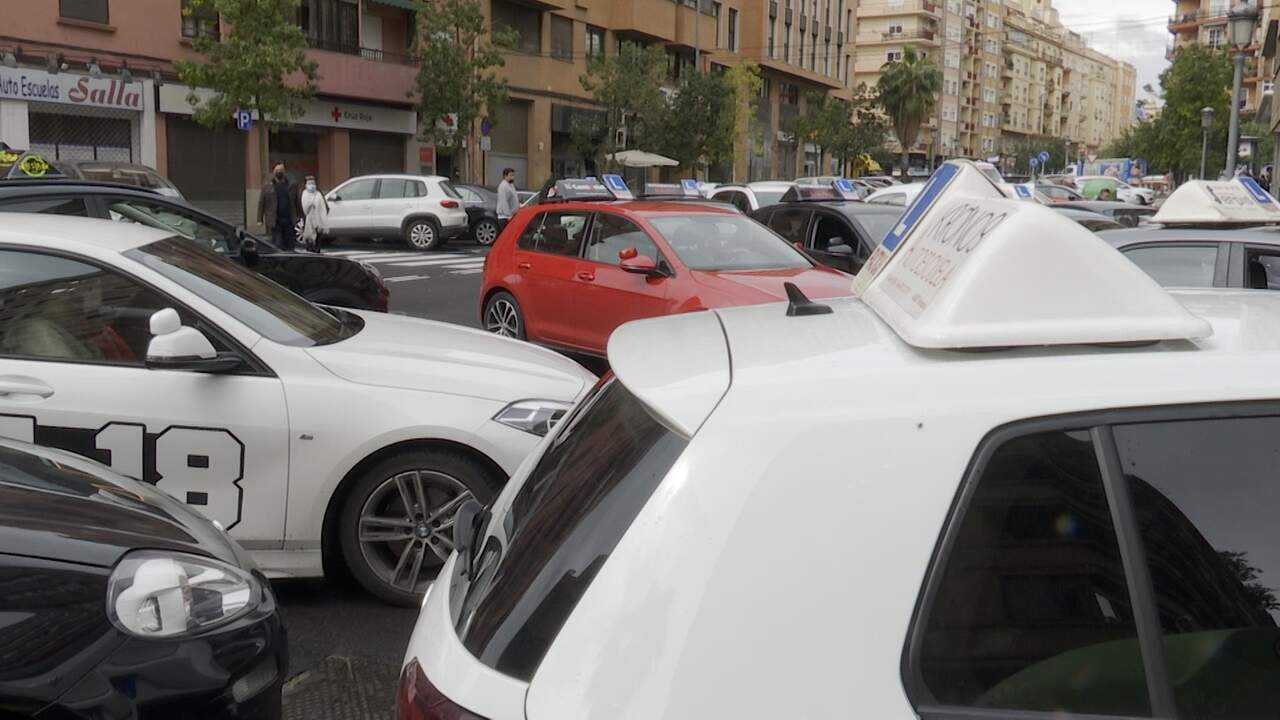 Archivo - Imagen de archivo de una protesta de coches de autoescuelas.