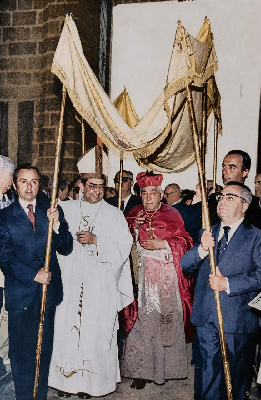 Llegada a la Catedral de monseñor Bellido Caro, junto al cardenal Bueno Monreal. | IA.