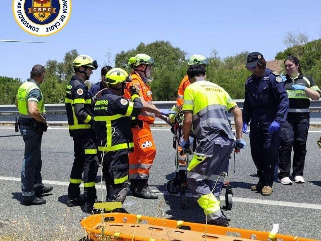 Bomberos y sanitarios evacuando al herido | Bomberos.