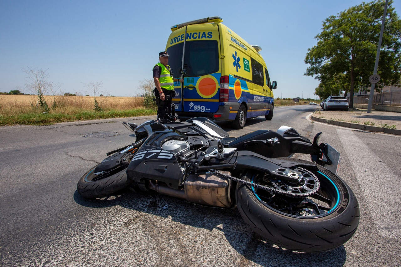 La moto sobre el asfalto mientras su conductor era atendido en la ambulancia. |  Kiko Sánchez