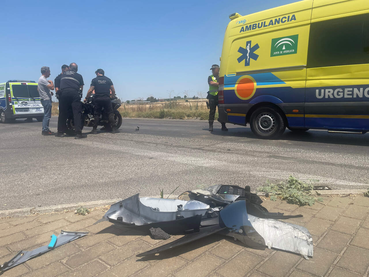 Los agentes de la Policía Local retirando la motocicleta de la calzada tras practicar las pruebas pertinentes. |  Kiko Sánchez