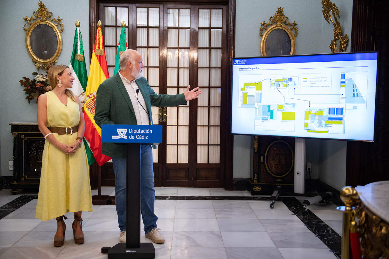 La presidenta de la Diputación y el diputado Javier Vidal en la presentación del Proyecto de Reforma Integral del CEAG. | dipucadiz.es