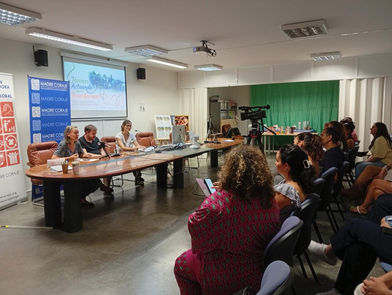 Encuentro juvenil en la sede de Madre Coraje de Jerez. | Viva Jerez.