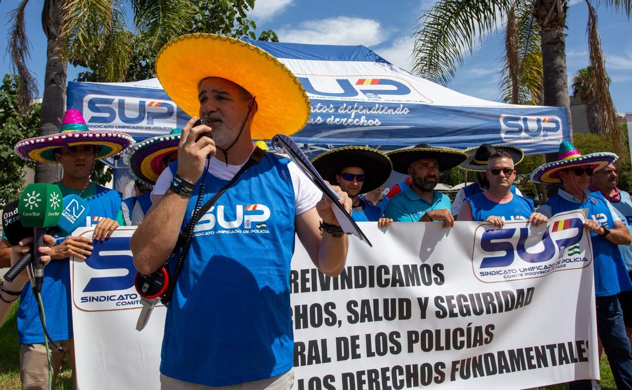 Concentración convocada por el SUP ante la Comisaría de Jerez. | Kiko Sánchez.