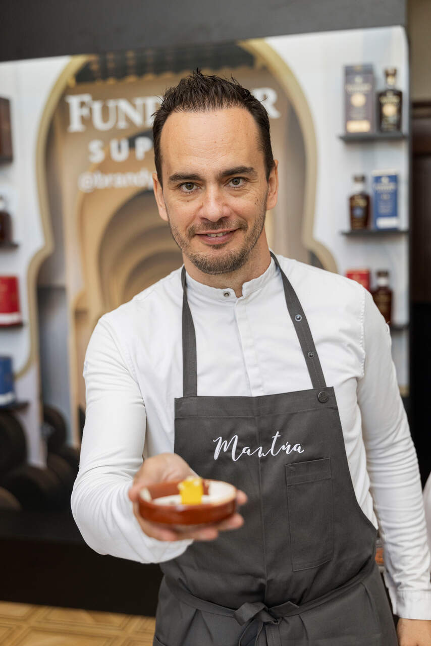El chef Israel Ramos con una de sus presentaciones. | jerez.es
