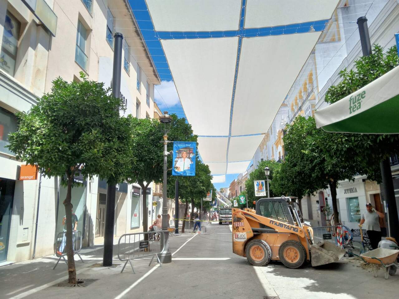 Los trabajos de instalación de los toldos de la calle Larga, este lunes. |  Viva
