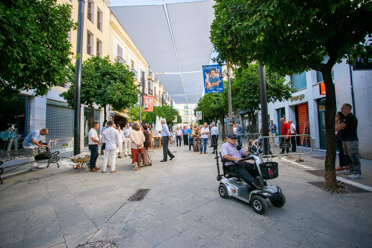 La calle Larga con sus toldos. |  Kiko Sánchez