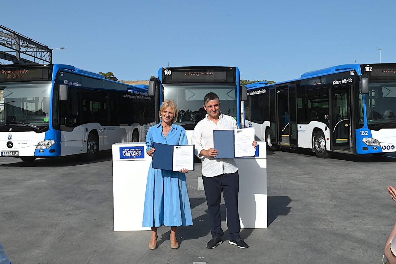La alcaldesa, María José García-Pelayo, con el representante de la empresa adjudicataria del servicio. | Viva Jerez.