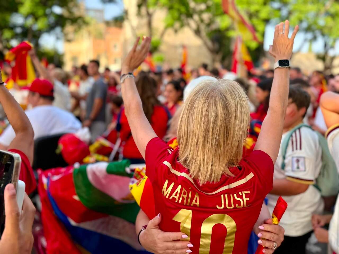 La alcaldesa junto a los aficionados presenciando la final en la Alameda Vieja. |  Facebook María José García-Pelayo