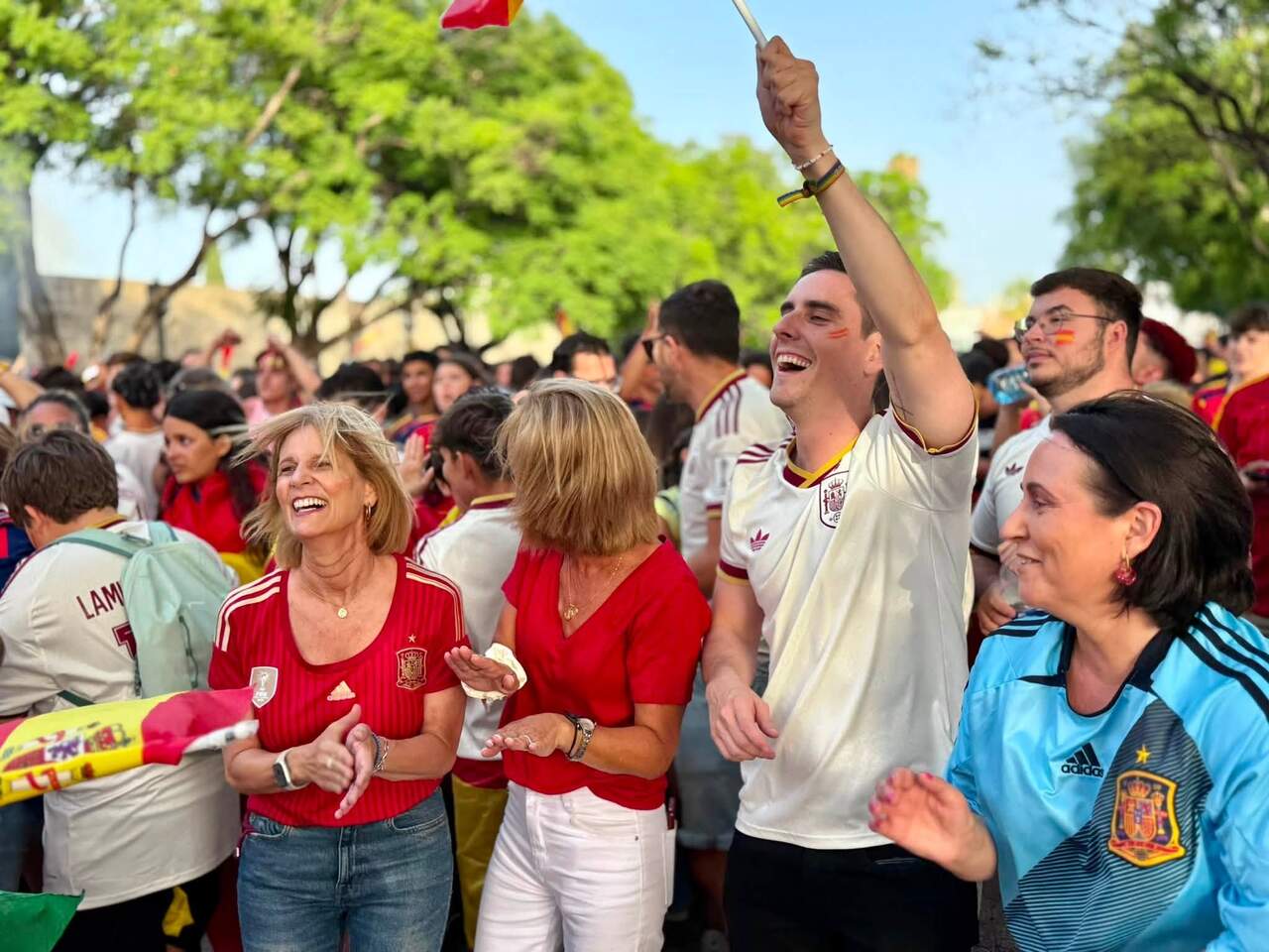 La alcaldesa junto a los aficionados presenciando la final en la Alameda Vieja. |  Facebook María José García-Pelayo