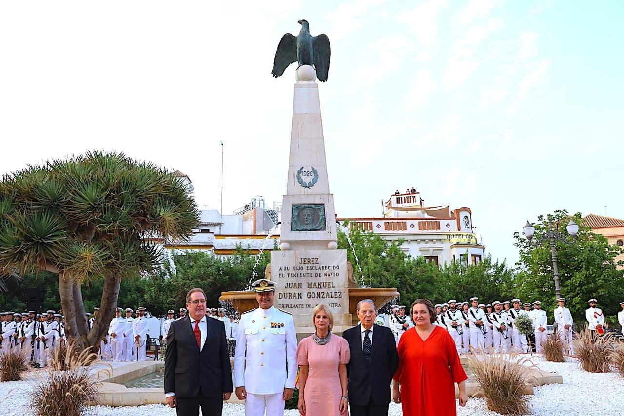 Otro momento del acto de homenaje a Juan Manuel Durán en la plaza de las Angustias. |  jerez.es